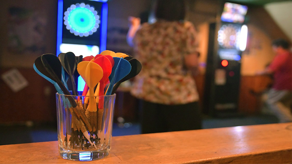 darts a bárban